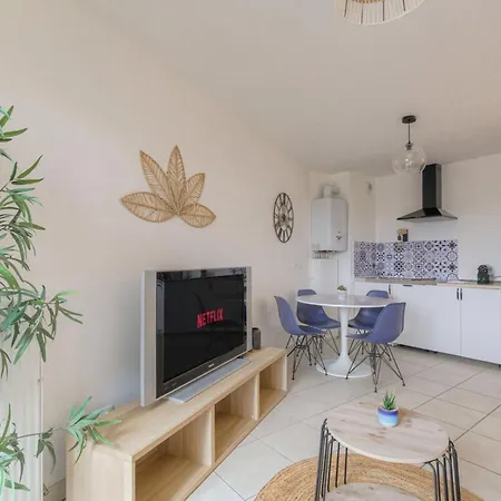 Cosy Et Calme Avec Parking Апартаменты